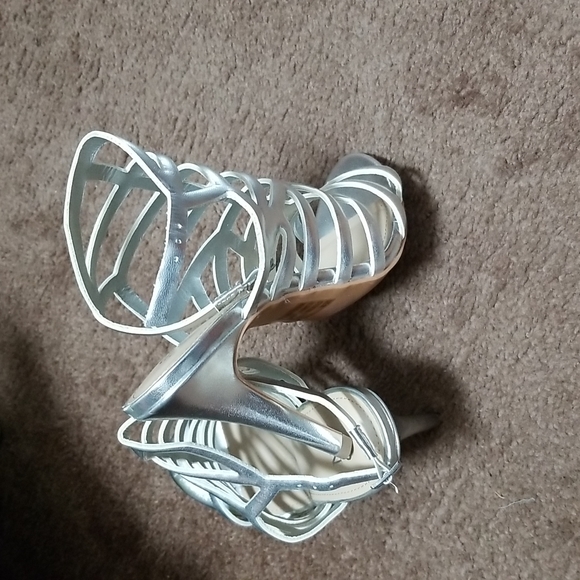 NYC Silver Heels - Picture 4 of 4